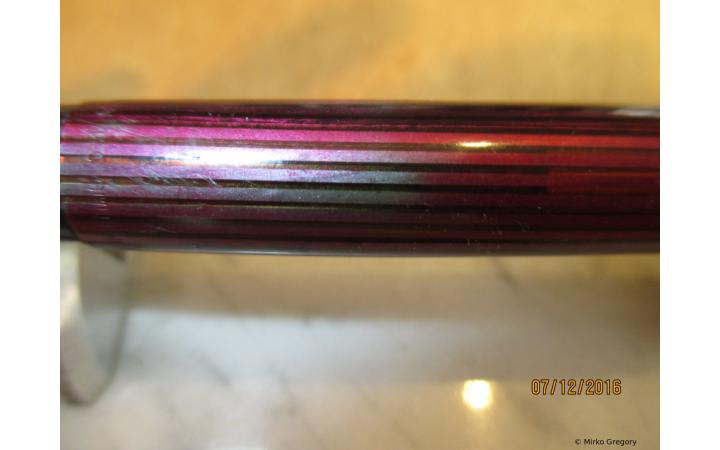 Fake Pelikan 140 red-striped; the polished area let us see the green-striped barrel